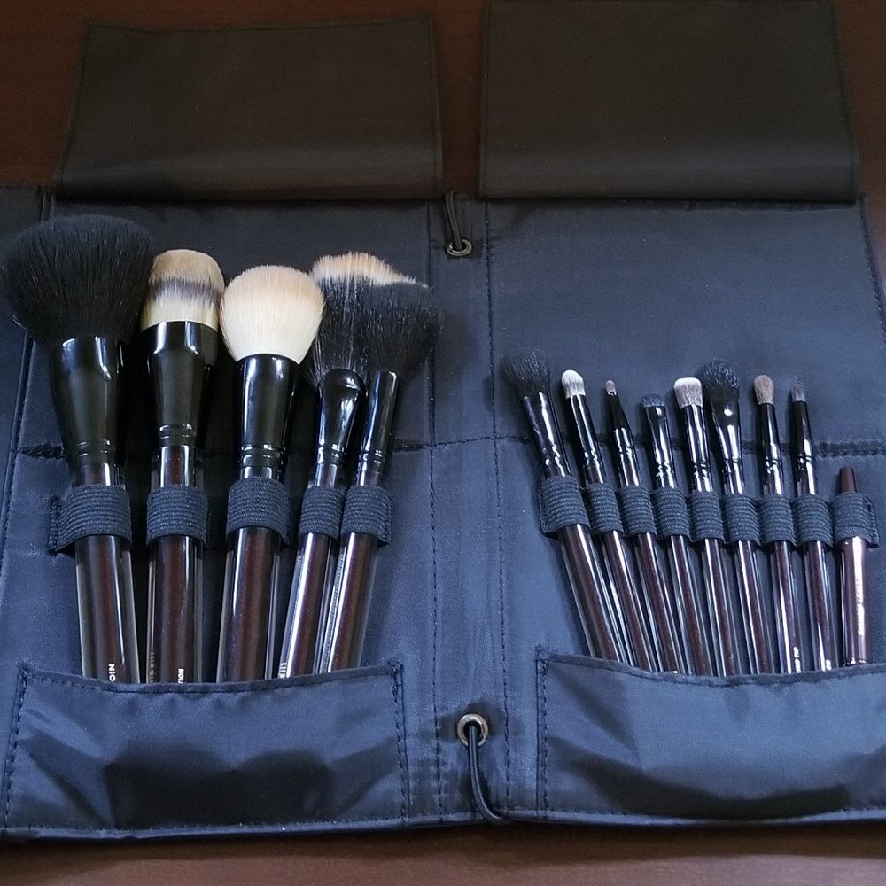Kevyn Aucoin luxury brush set